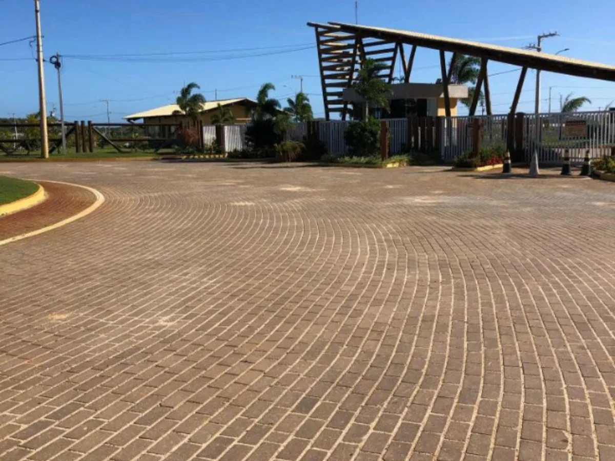 Entrada de loteamento com piso intertravado Concrenor