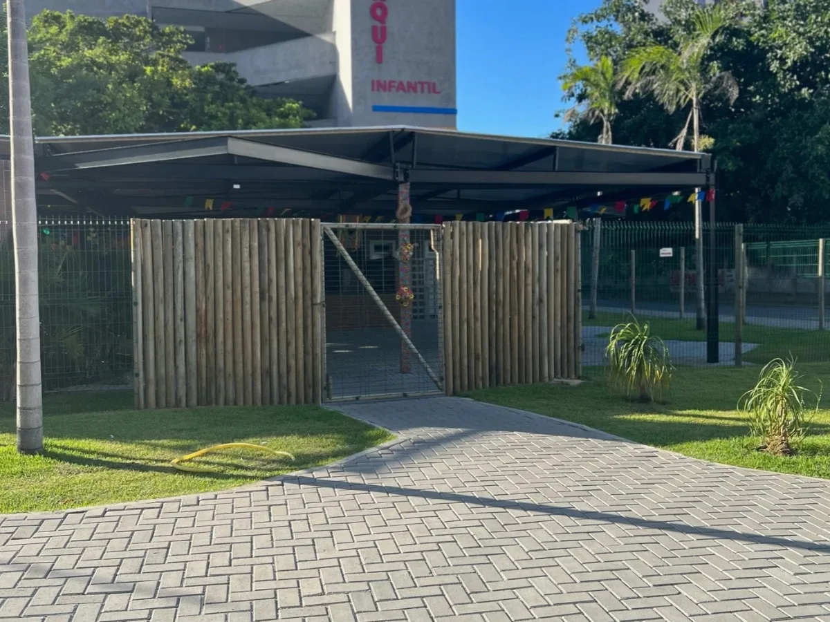 Área externa de escola com piso intertravado Concrenor